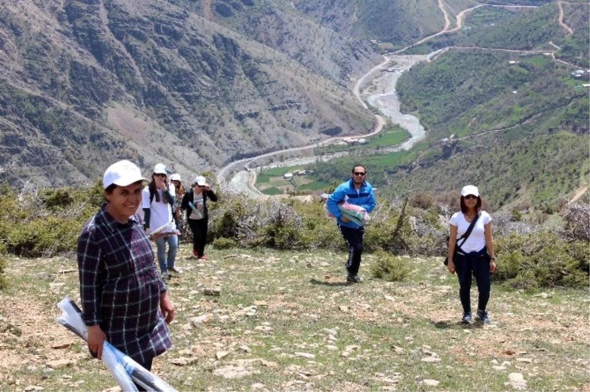 Eğitim Gönüllüleri Komk Kilisesine Yürüyüş Yaptı