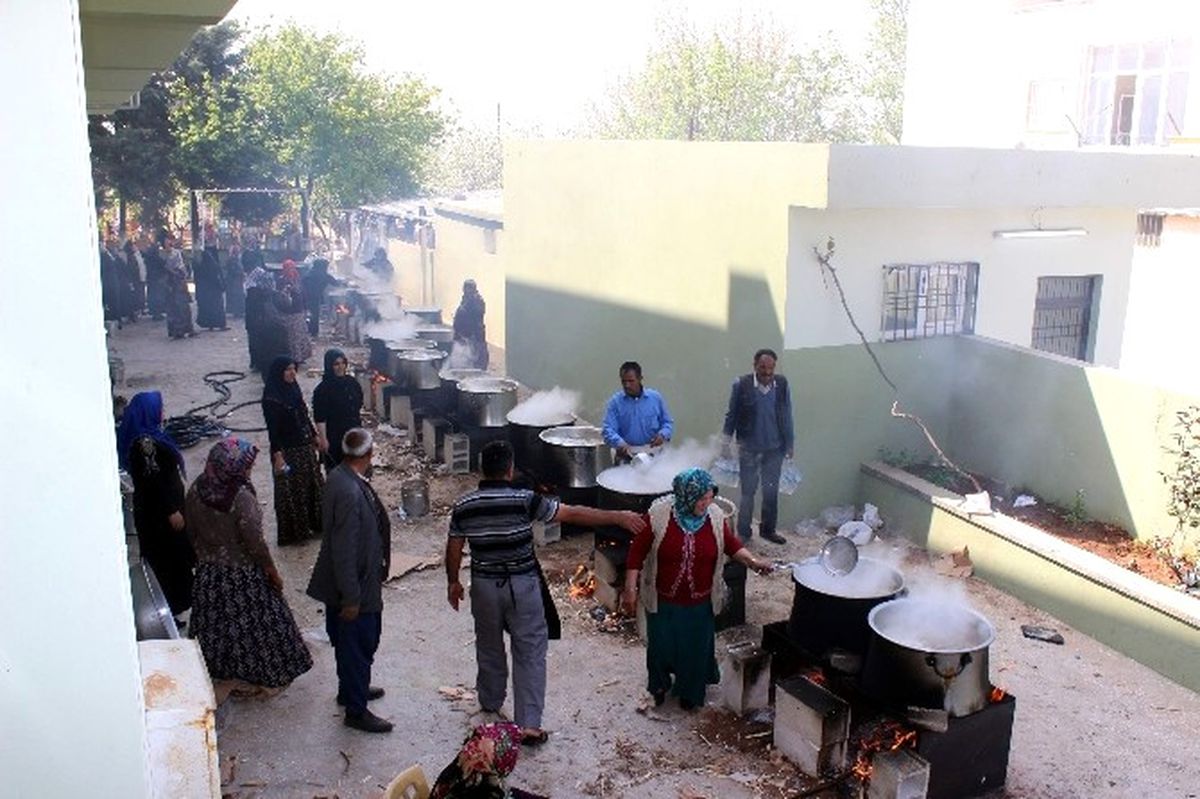 Elbeyli\'de Yedi Bin Kişiye Yemek Dağıtıldı