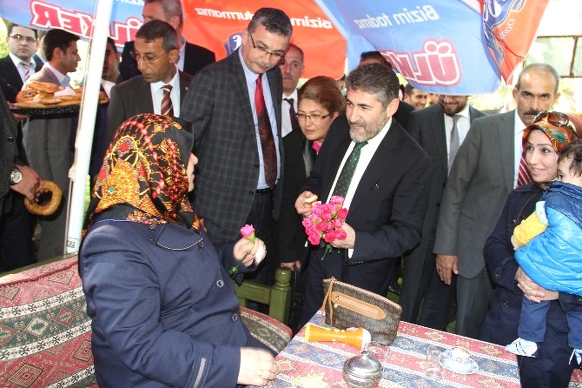 Güvenç ve Nebati\'den Kutlu Doğum Haftası\'nda Vatandaşlara Karanfil