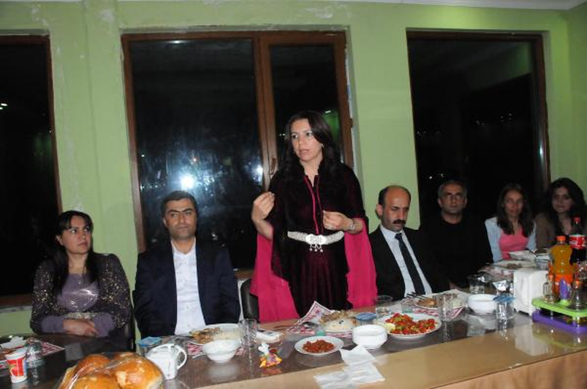 Hakkari\'de HDP Adayları, Esnafla Yemekte Buluştu