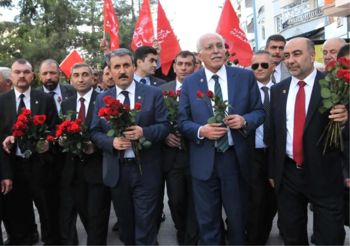 Kamalak ve Destici Eskişehir\'de Vatandaşlara Kırmızı Gül Dağıttı