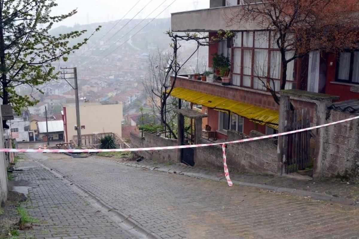 Su Sızıntısı Evlerin Temelini Tehdit Ediyor