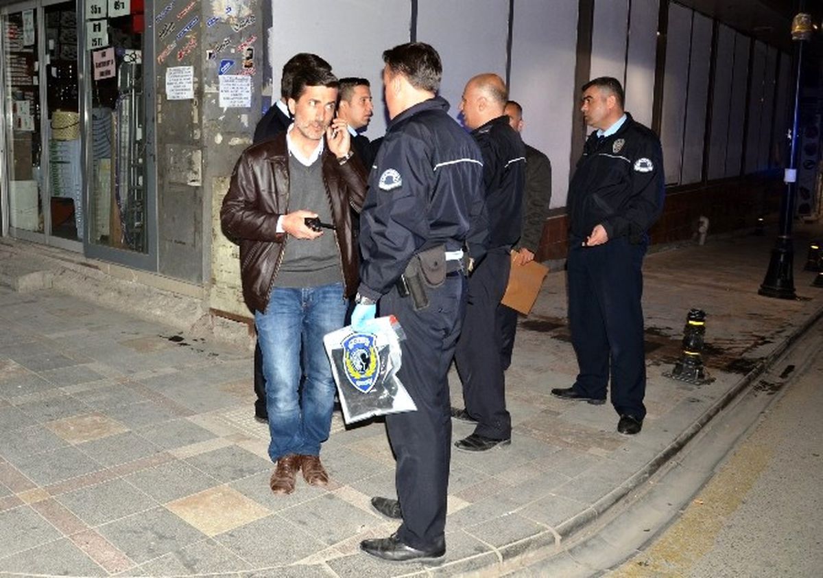 Polisi Görünce Esrarı Atıp Kaçtılar