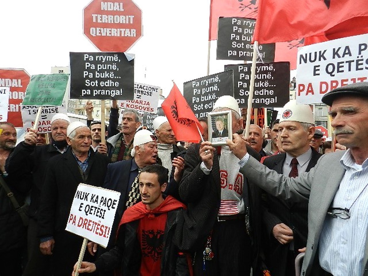 Protestocular, Kosova Anayasa Mahkemesi\'ni Lağım Suyu ile Boyadı
