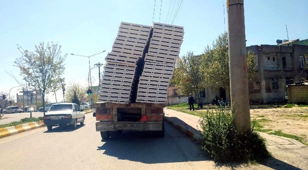 Adıyaman\'da Aşırı Yüklü Tır Kazaya Davetiye Çıkardı