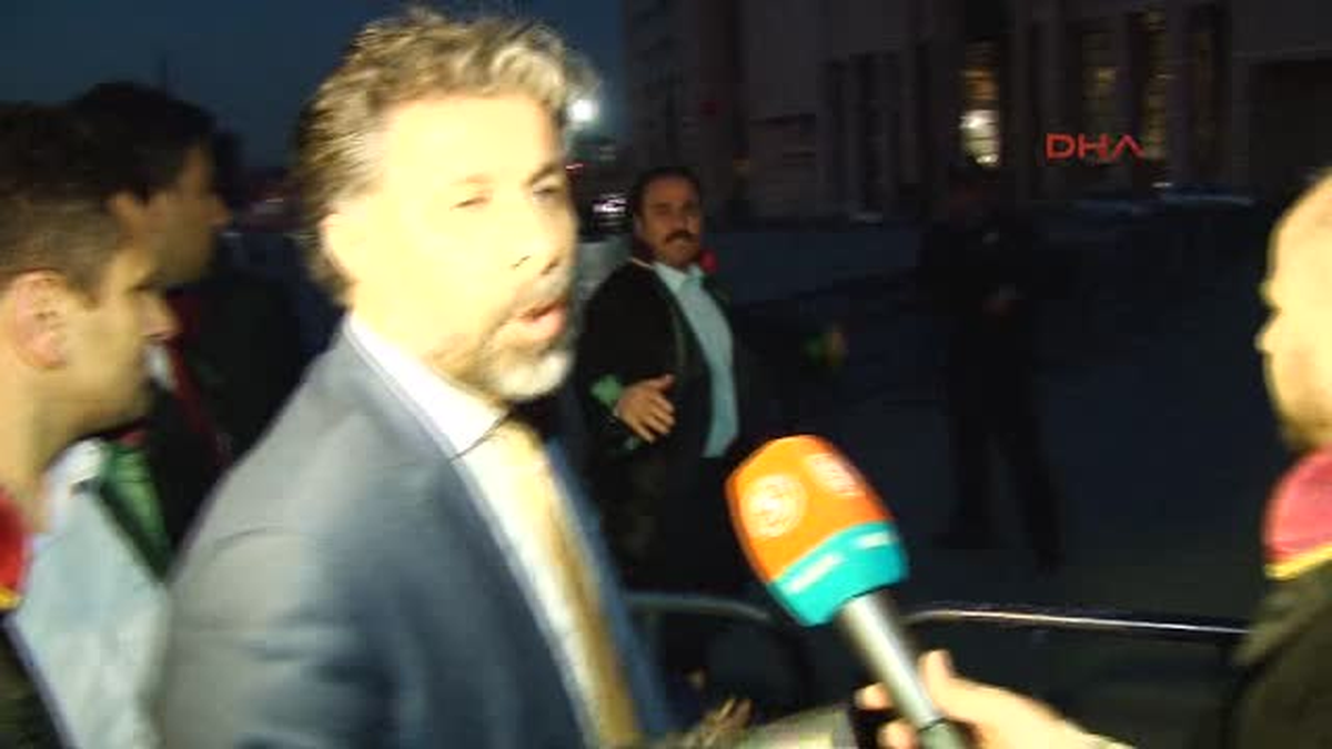 Adliye Önünde Arbede...
