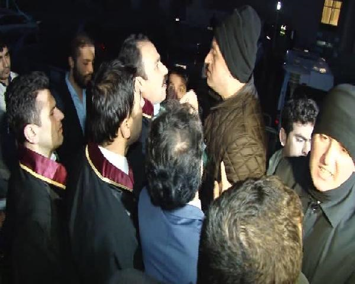 Adliye Önünde Arbede...