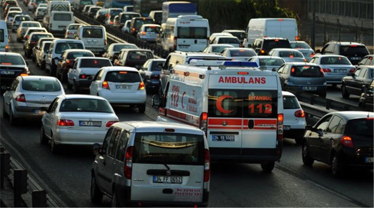 Ambulansa 12 Saniyede Yol Vermeyen Sürücüye Ceza Kesilecek