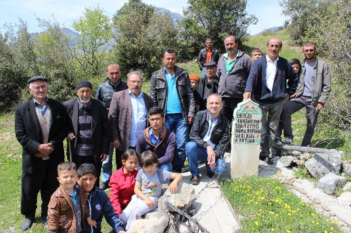 Atalarının Mezarı Başında Papa Francis\'i Kınadılar