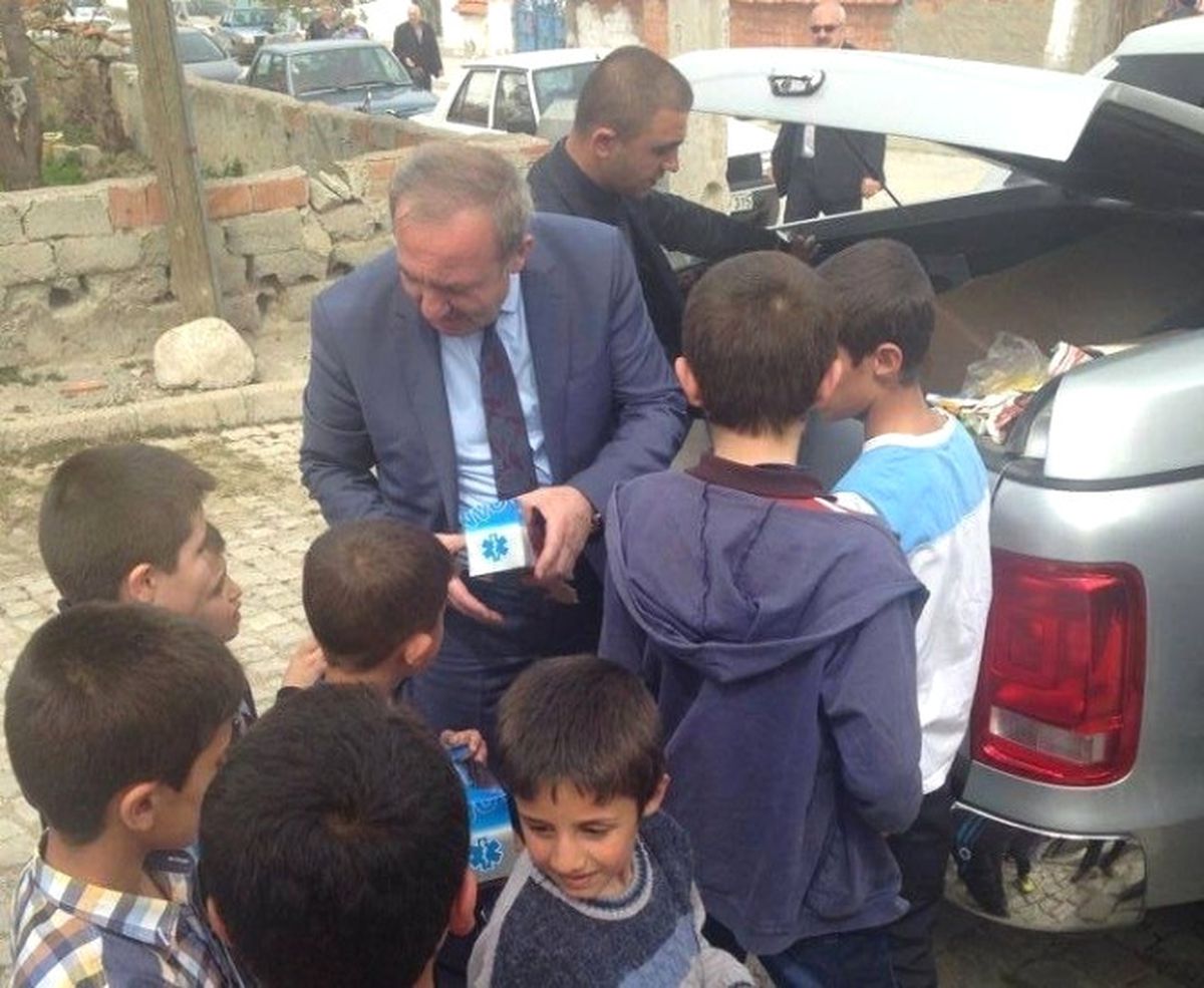 Başkan Şahiner Çocukları Sevindirdi