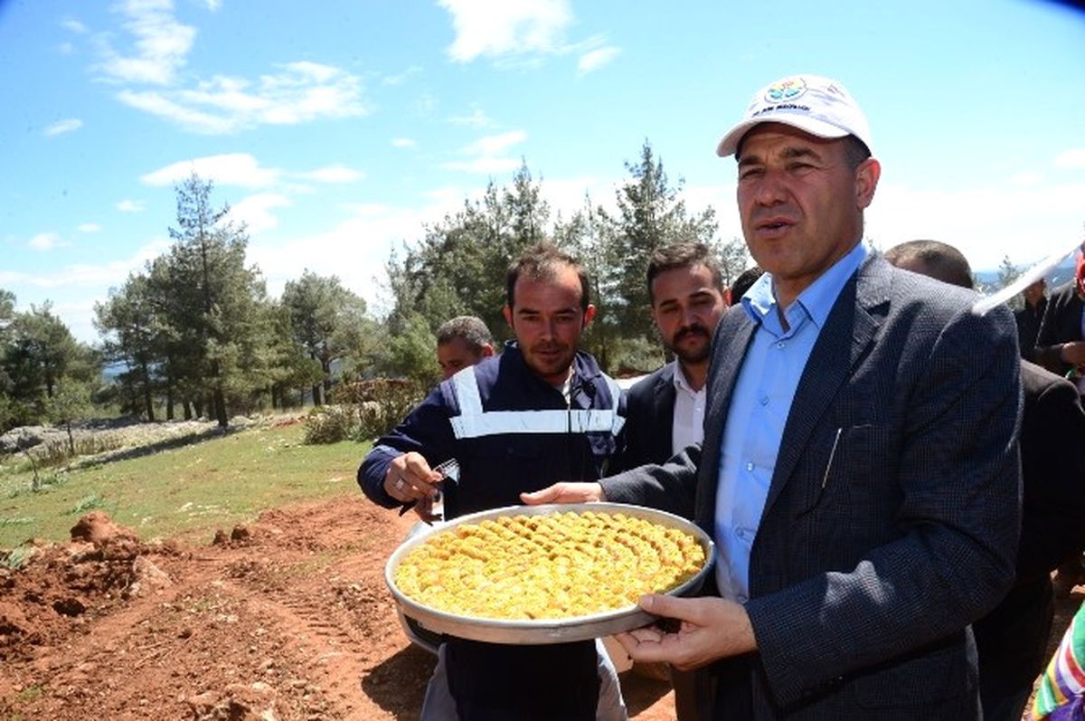 Başkan Sözlü\'den Belediye İşçisine Baklava Dopingi