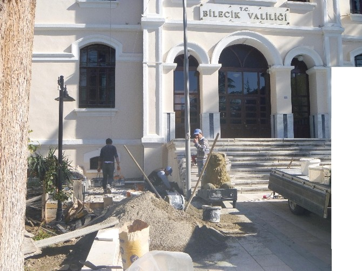 Bilecik Valiliği Girişine Engelli Asansörü Yapılıyor