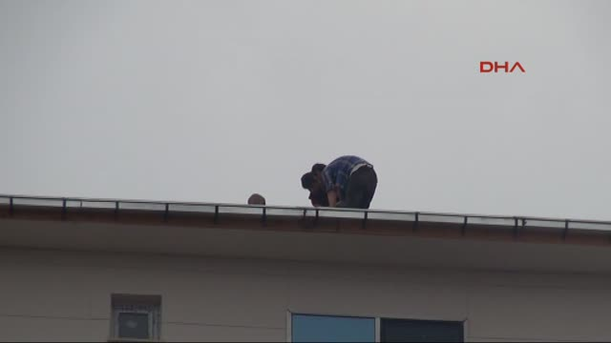 Denizli Paralarını Alamaya İşçiler Çatıya Çıktı