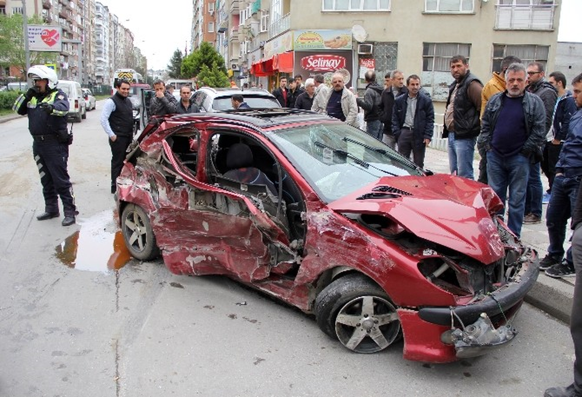 Ehliyetsiz Sürücü Hurdaya Dönen Araçtan Yara Almadan Çıktı