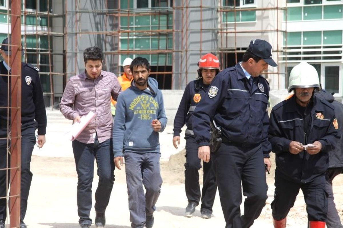 Elektrik Borcunu Ödeyemediğini İddia Eden Şahıs, Binaya Çıkıp Atlamak İstedi