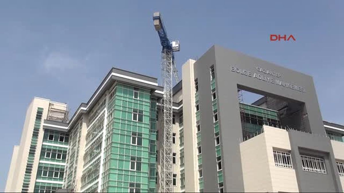 Gaziantep Elektrik Borcu Nedeniyle Çatıya Çıktı, Polis İkna Edip İndirdi