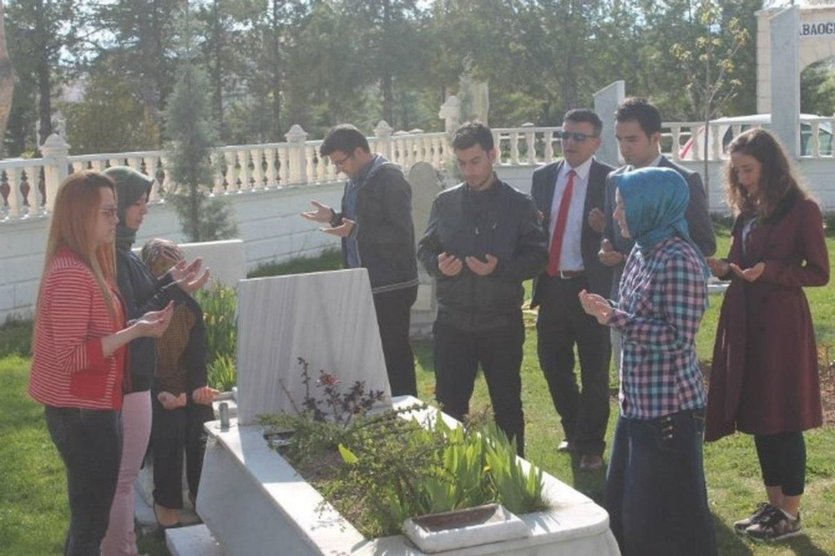 Gençlik Merkezi Üyelerinden Şehitlik Ziyareti