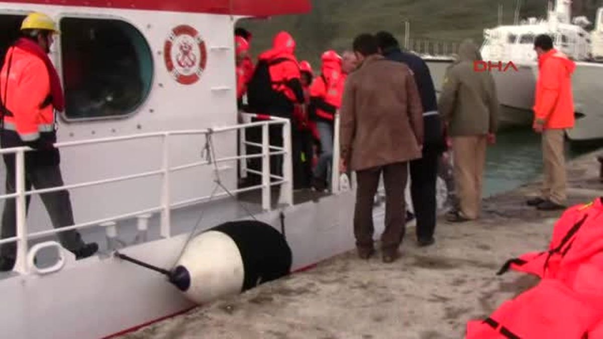 Gökçeada\' da Karaya Oturan Feribottaki 188 Yolcu Kurtarıldı