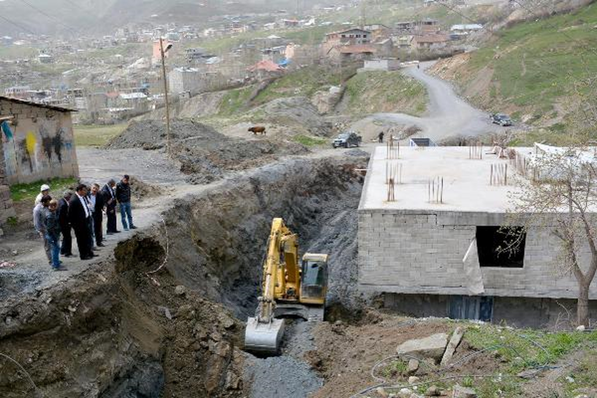 Hakkari\'de Çöken Yolda Onarım Çalışması