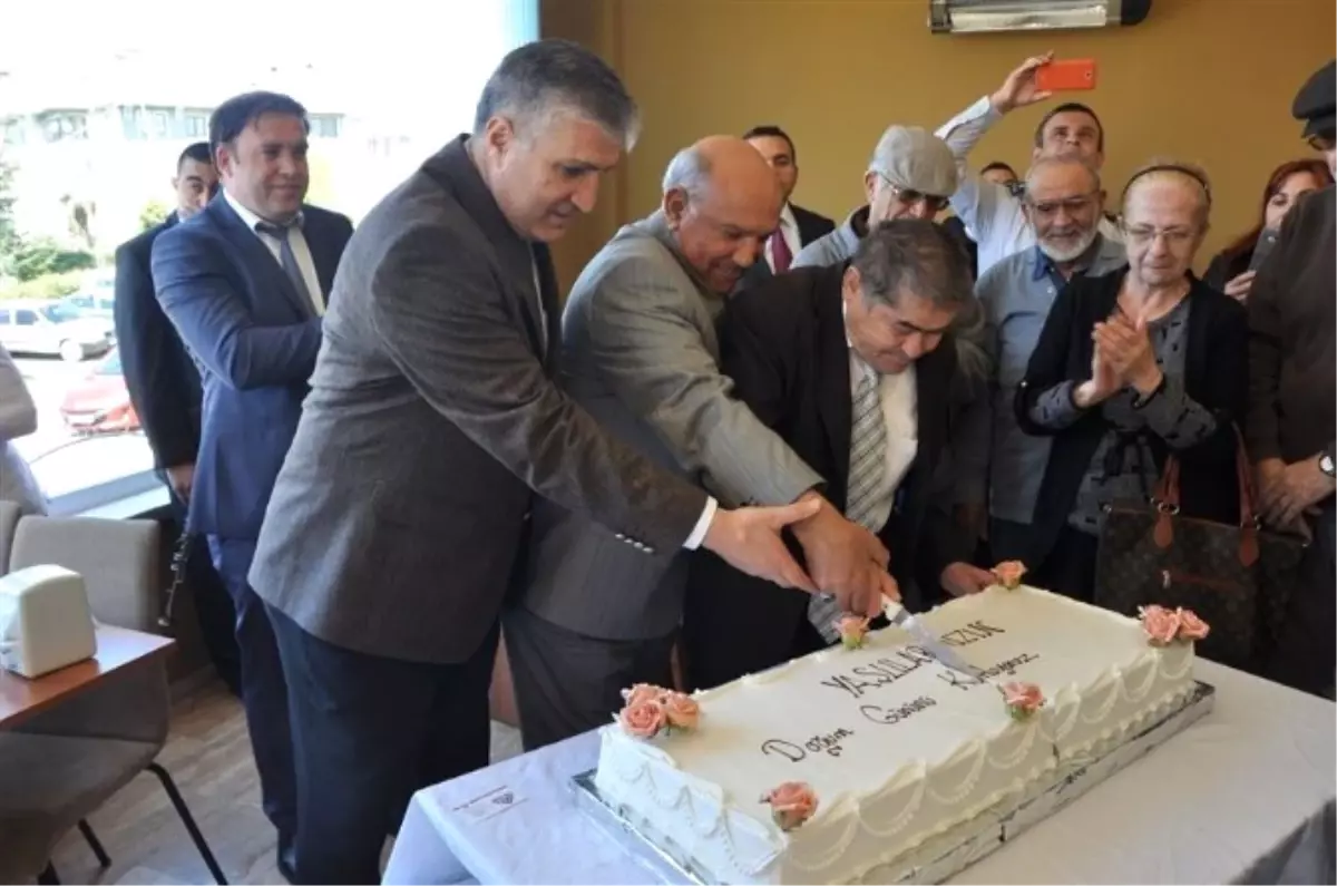 Huzurevi Sakinlerine Doğum Günü Partisi