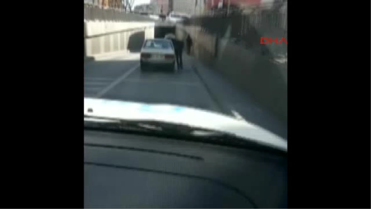 İstanbul Patenli Gencin Otomobile Tutunarak Tehlikeli Yolculuğu