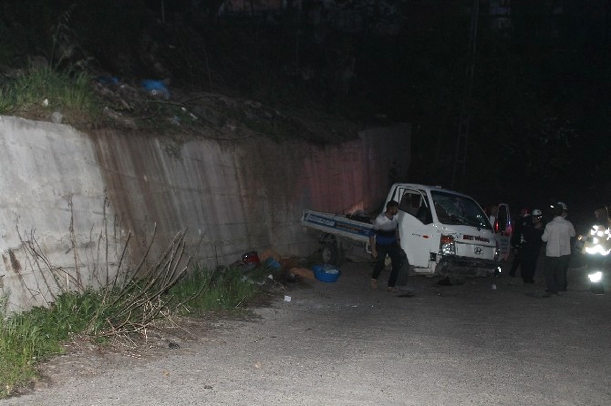 Kamyonet, 5 Metre Yükseklikten Yere Çakıldı
