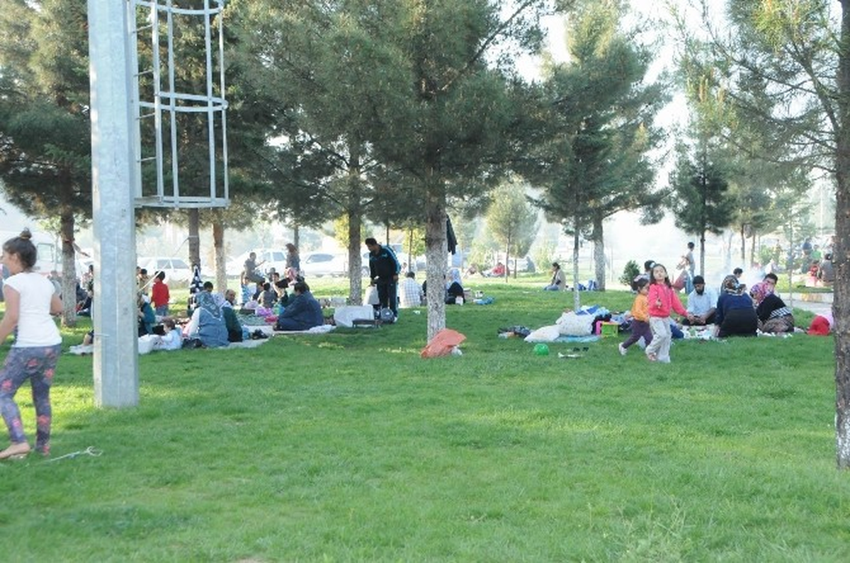 Karaköprü\'deki Mesire Alanı Doldu Taştı