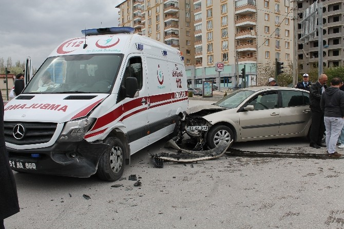 Otomobil Ambulansa Çarptı