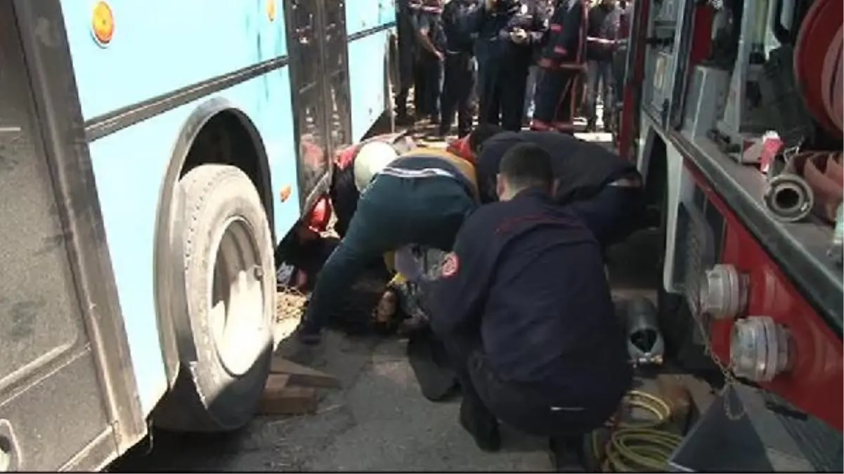 Özel Halk Otobüsü Yol Kenarındaki Kadınları Ezdi;1 Ölü 1 Yaralı (2)