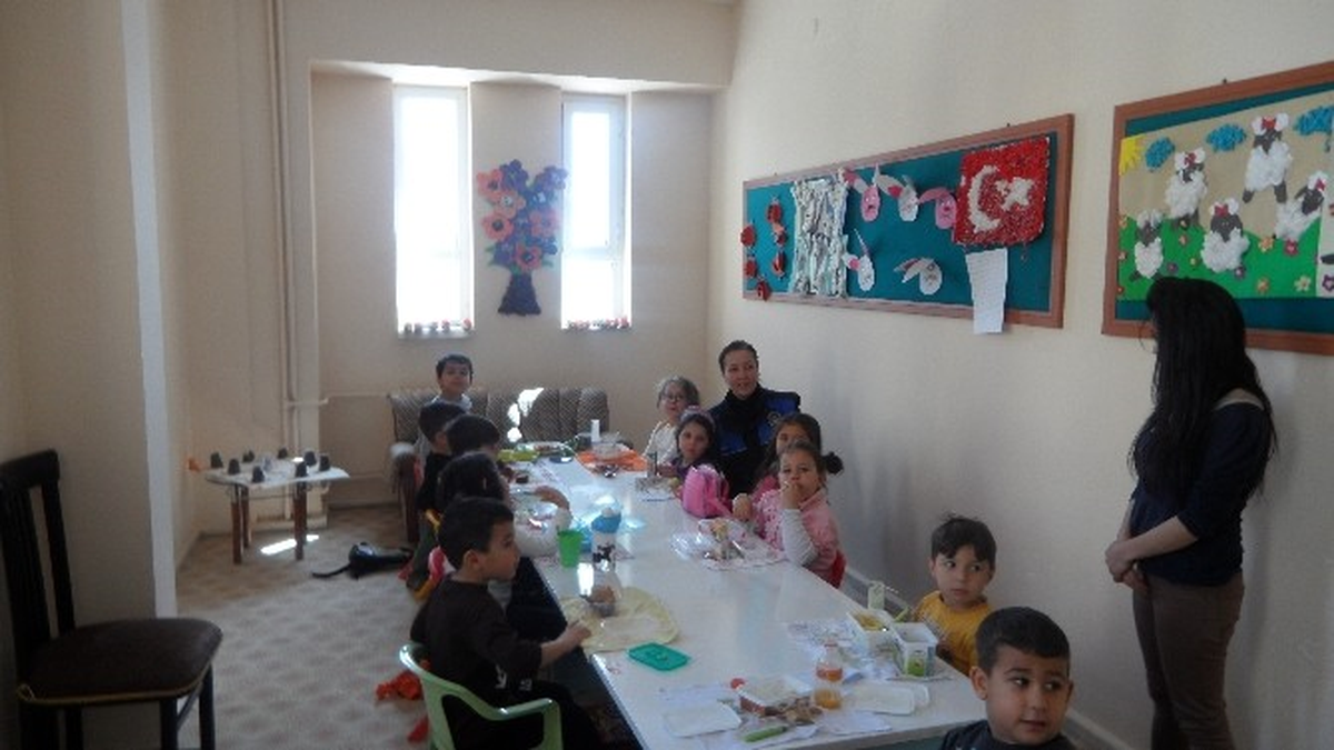 Polisler, Minik Öğrencilere Trafik Kurallarını Anlattı