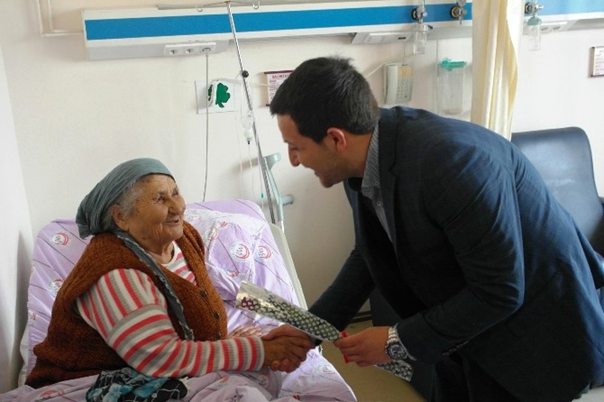 Salihli Ak Gençlik Üyeleri Kitap ve Gül Dağıttı