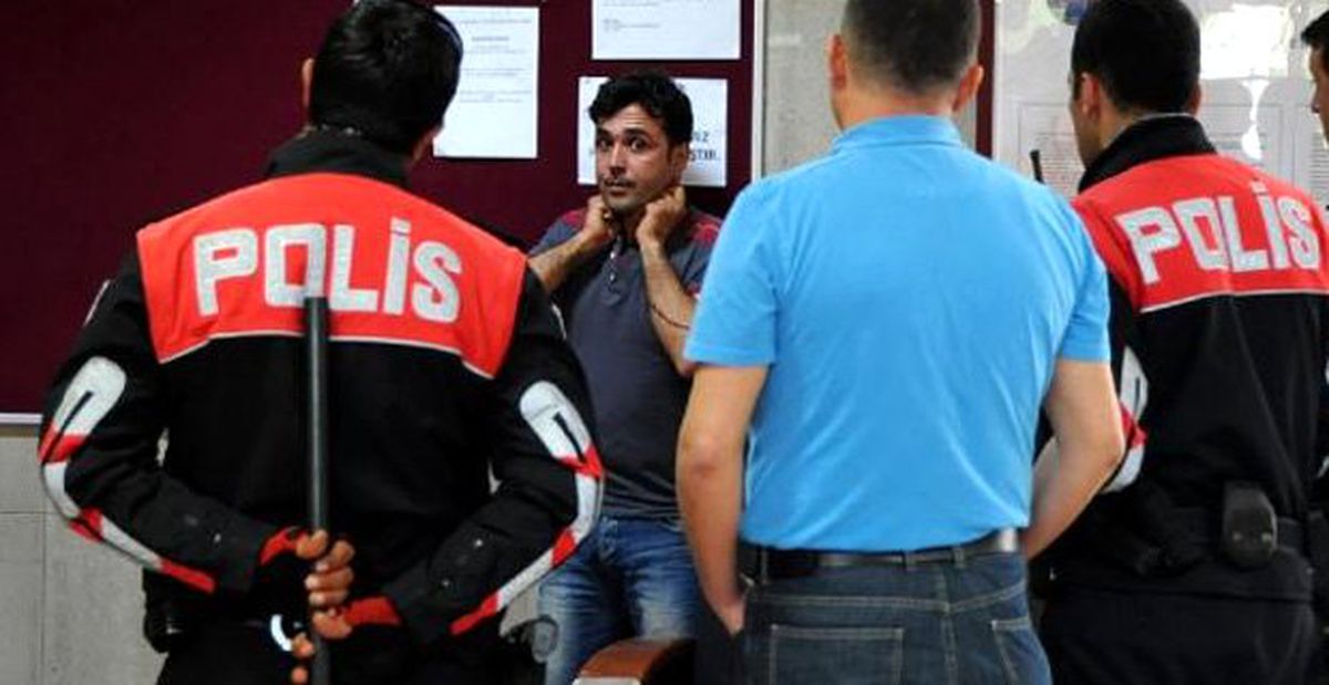 Sevgilisini Göremeyen Genç, Kendisini Kesmek İstedi