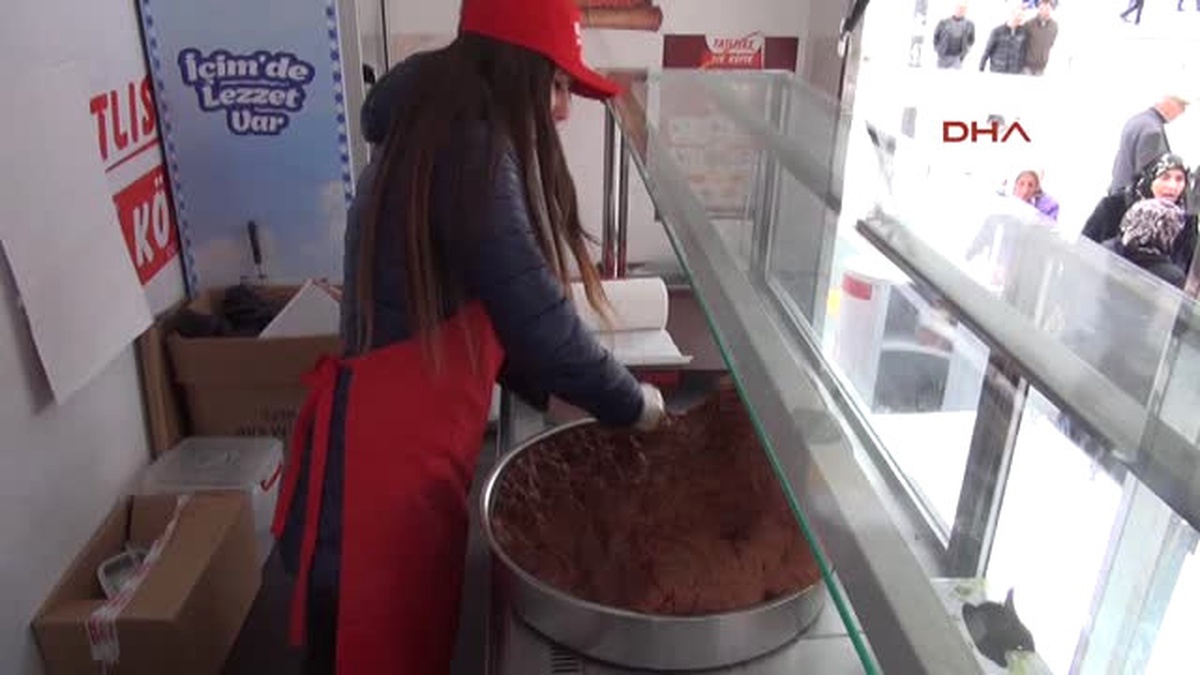 Sivas İbrahim Tatlıses\'in İsteğiyle Sivas\'ta 1 Ton Çiğ Köfte Dağıtıldı