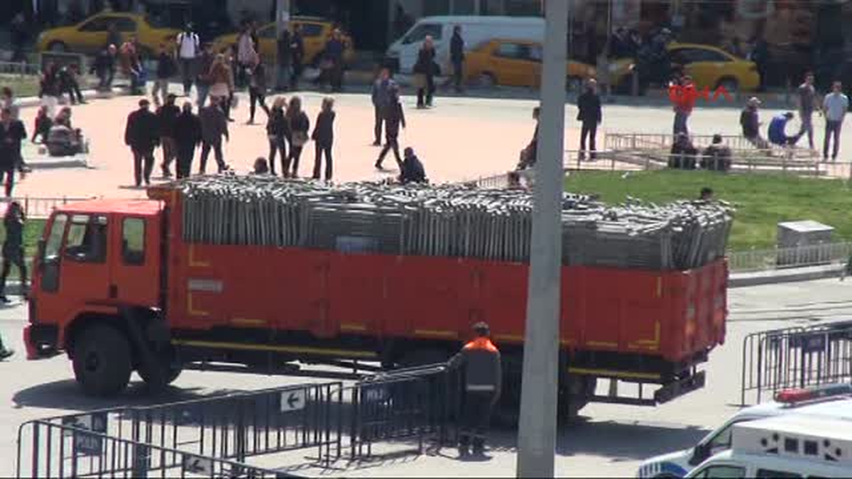 Polis, Taksim\'e Barikat Yığdı