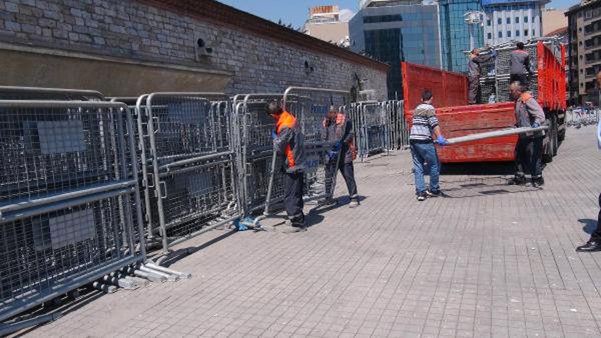 Taksim\'e Polis Barikatları Getirildi