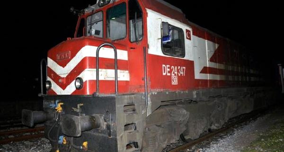 Treni Taşlayan Çocuklar Makinisti Yaraladı