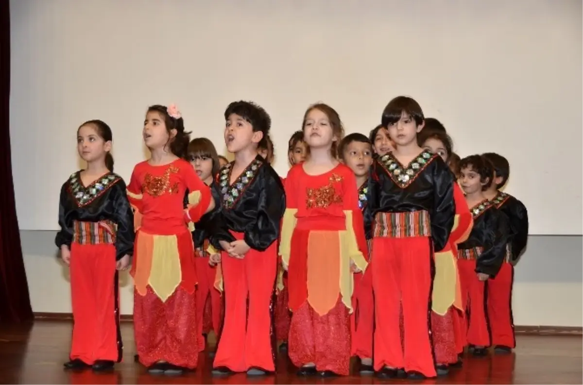 Üniversitede Çocuklar 23 Nisan\'ı Erken Kutladı