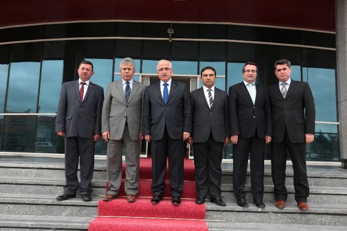 Vali Tuna, Vergi Dairesi Başkanı Özbakır\'ı Makamında Ziyaret Etti
