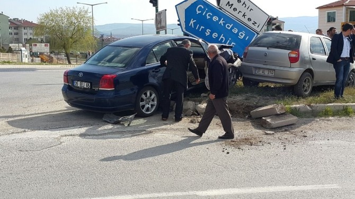 Yerköy\'de Trafik Kazası: 3 Yaralı