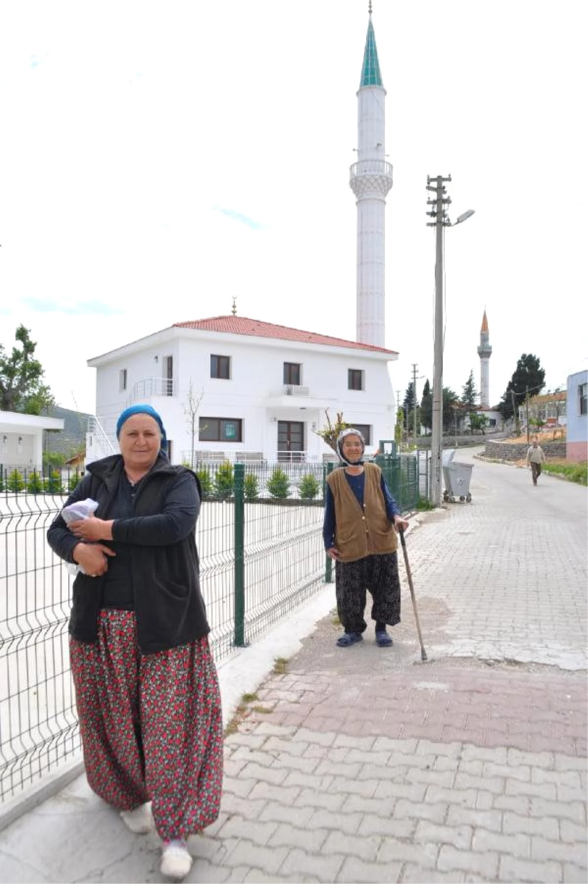 Zeytineli Köyü\'nde Çifte Cami Tartışması
