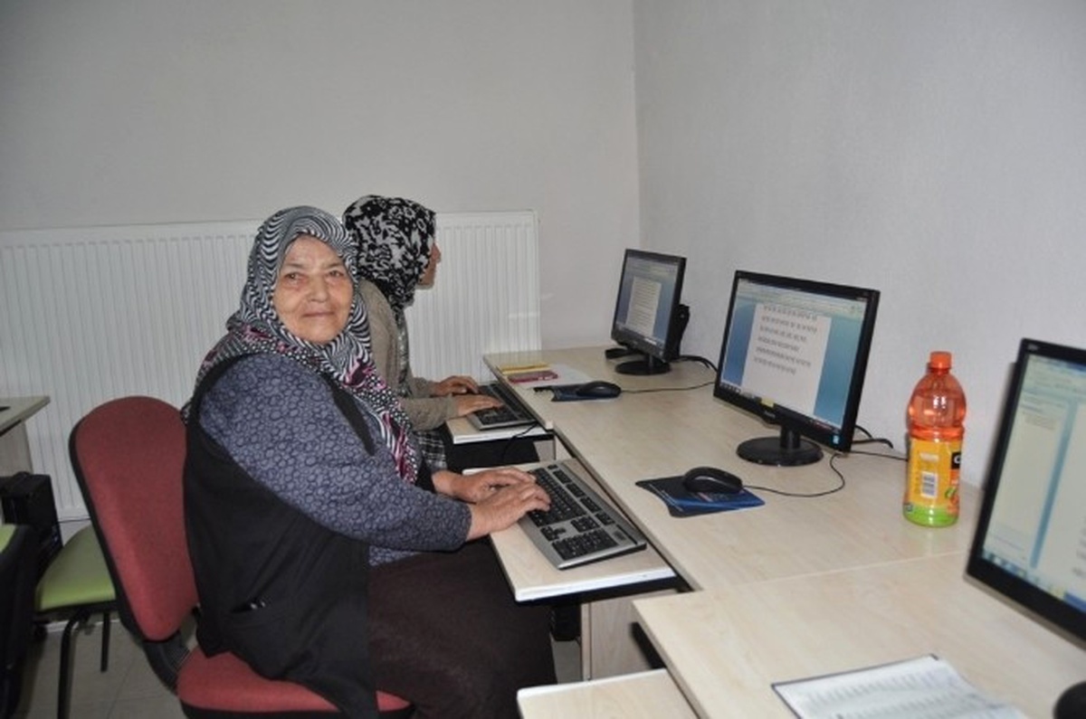 70\'lik Nine Kızıyla Yazışabilmek İçin 10 Parmak Klavye Öğrendi