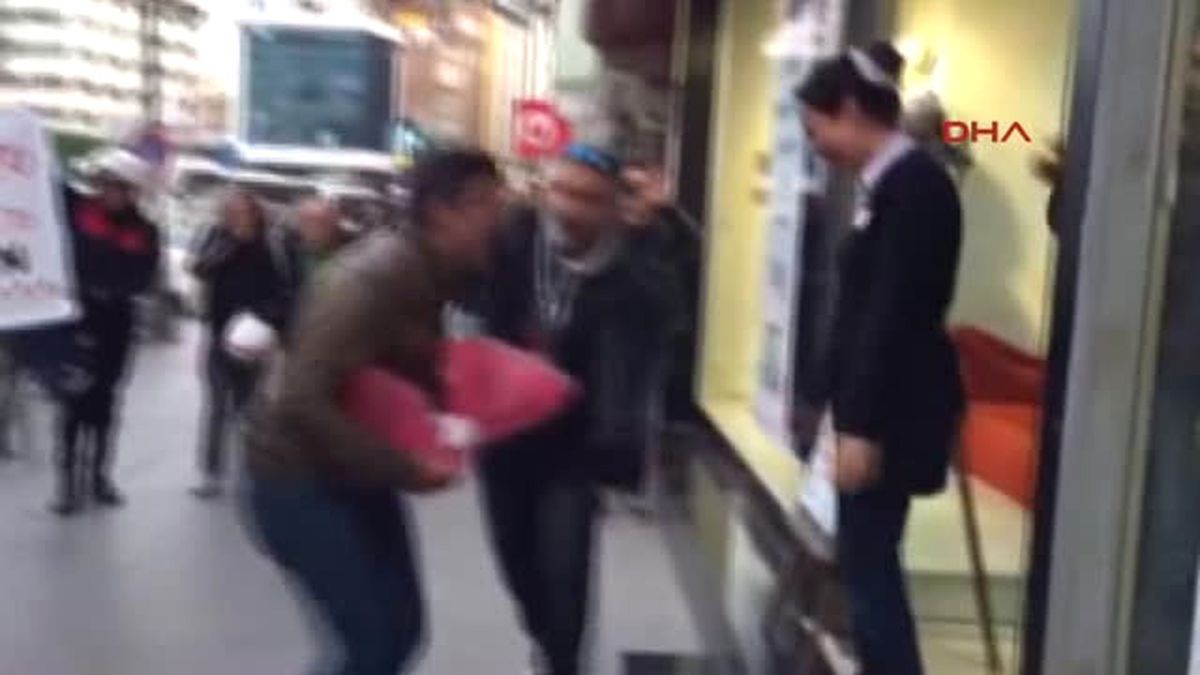 Adana Sokakta Evlenme Teklifi Yapan Polis ve Kız Arkadaşına Kelepçe