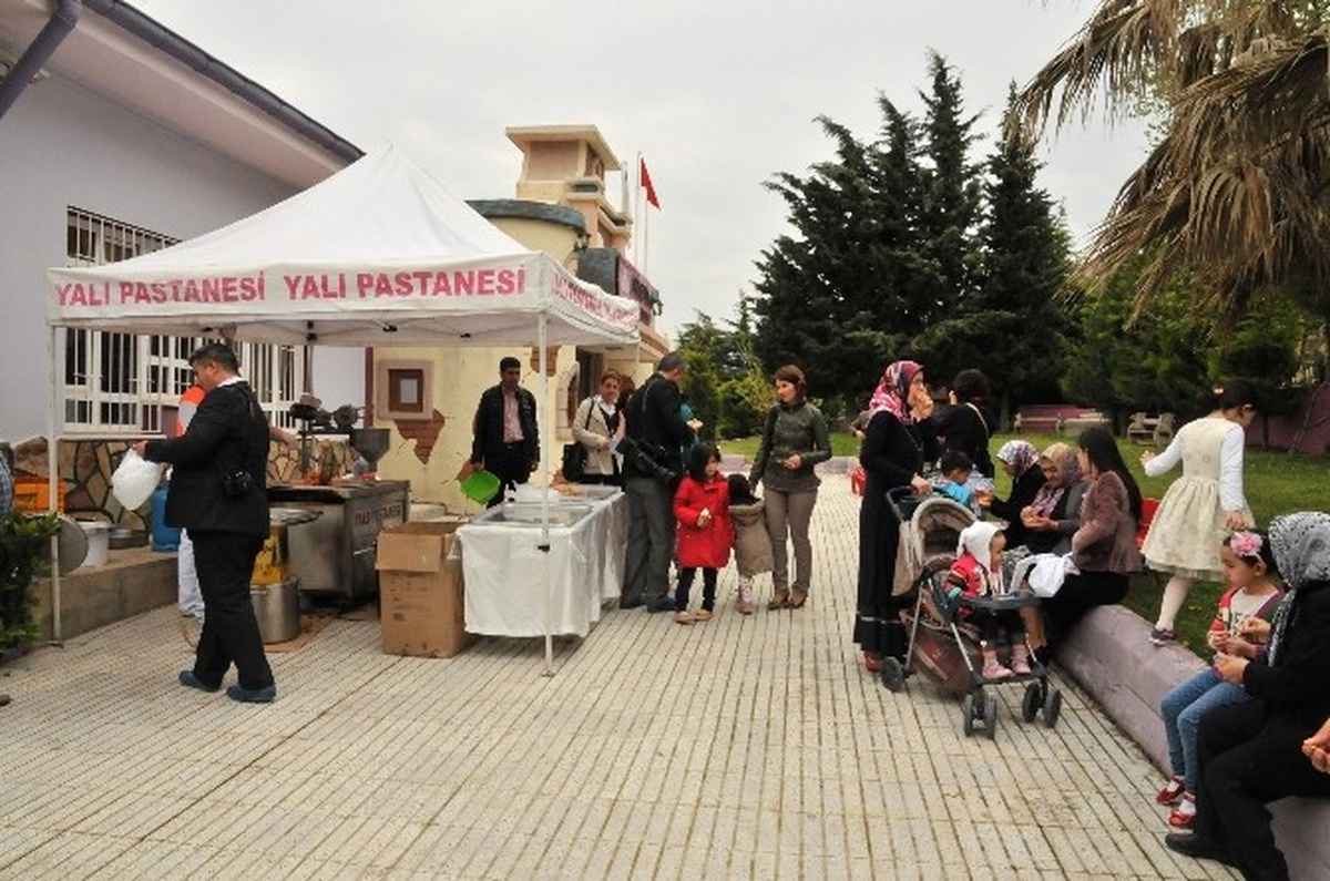 Anaokulu\'nda Kutlu Doğum Haftası İçin Lokma Dağıtıldı