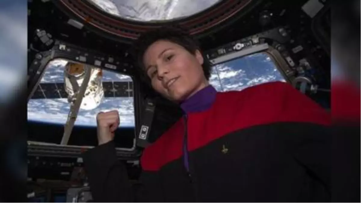 Astronaut Poses İn \'Star Trek\' Uniform Aboard International Space Station