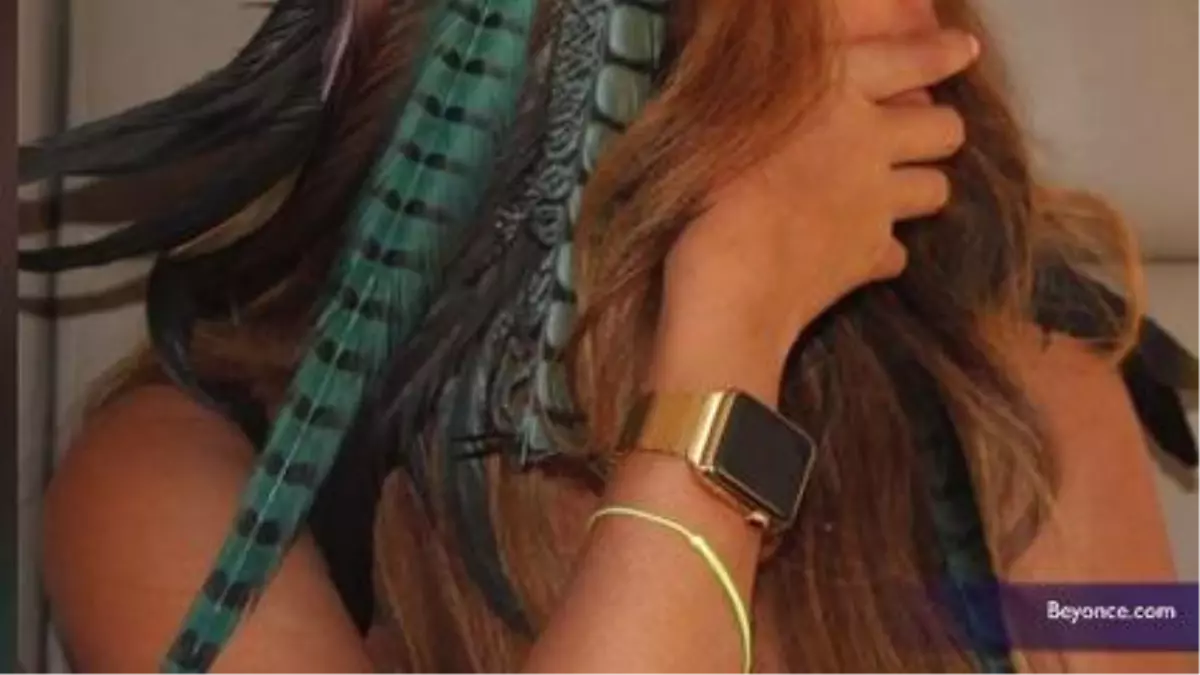 Beyoncé Rocks Exclusive Gold Band Apple Watch That\'s Not For Sale