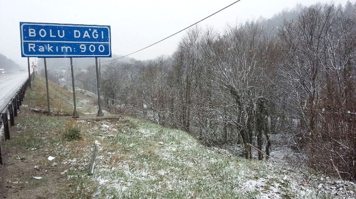 Bolu\'da Nisan Ayında Yağan Kar Sürücüleri Şaşırttı