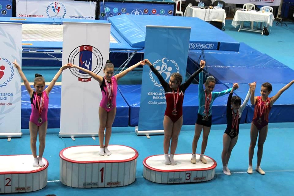 Bornova Belediyespor Cimnastikçiler İki Kategoride Birinci Oldu