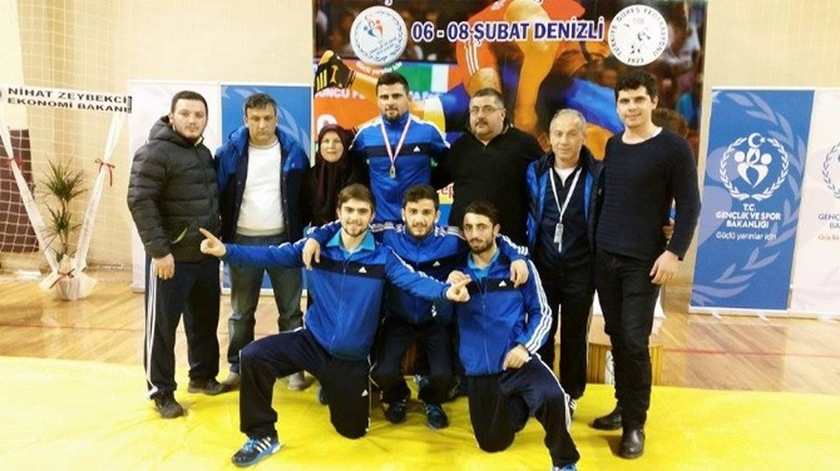 Büyükşehir\'in Güreşçileri Kürsüden İnmiyor