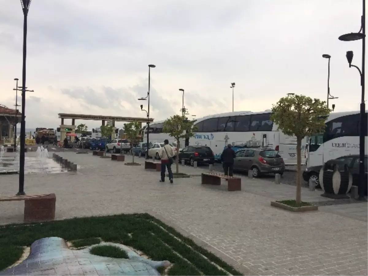 Çanakkale\'de Feribot Kuyruğu