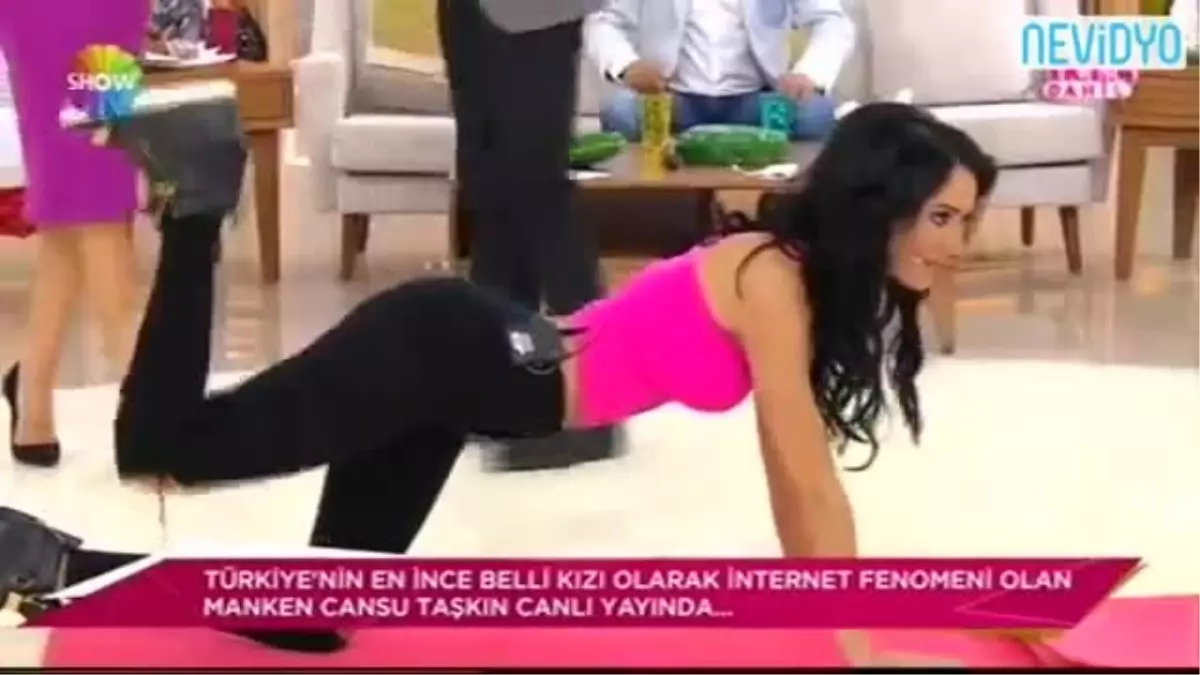 Canlı Yayında Kalçalarını Böyle Sıkıştırdı